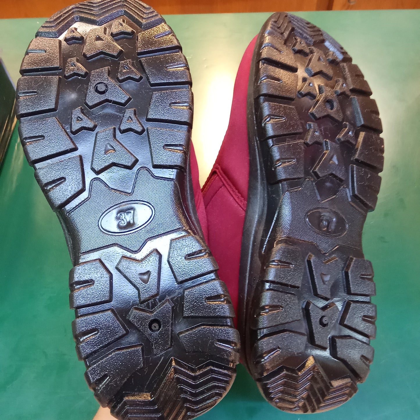 Bota borreguillo burdeos en suela goma