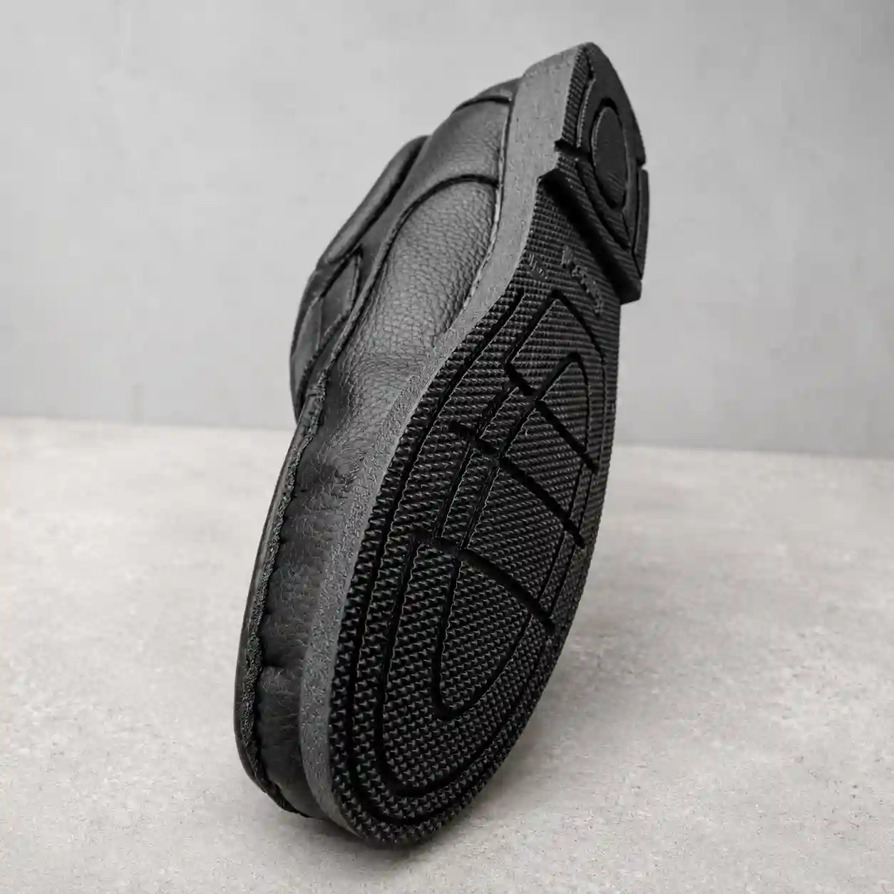 Zapato cómodo de polipiel blanda con cierre de velcro regulable