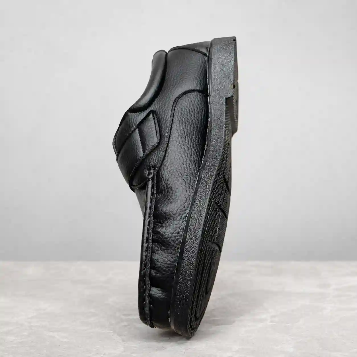 Zapato de polipiel con velcro vista lateral, horma ancha para juanetes