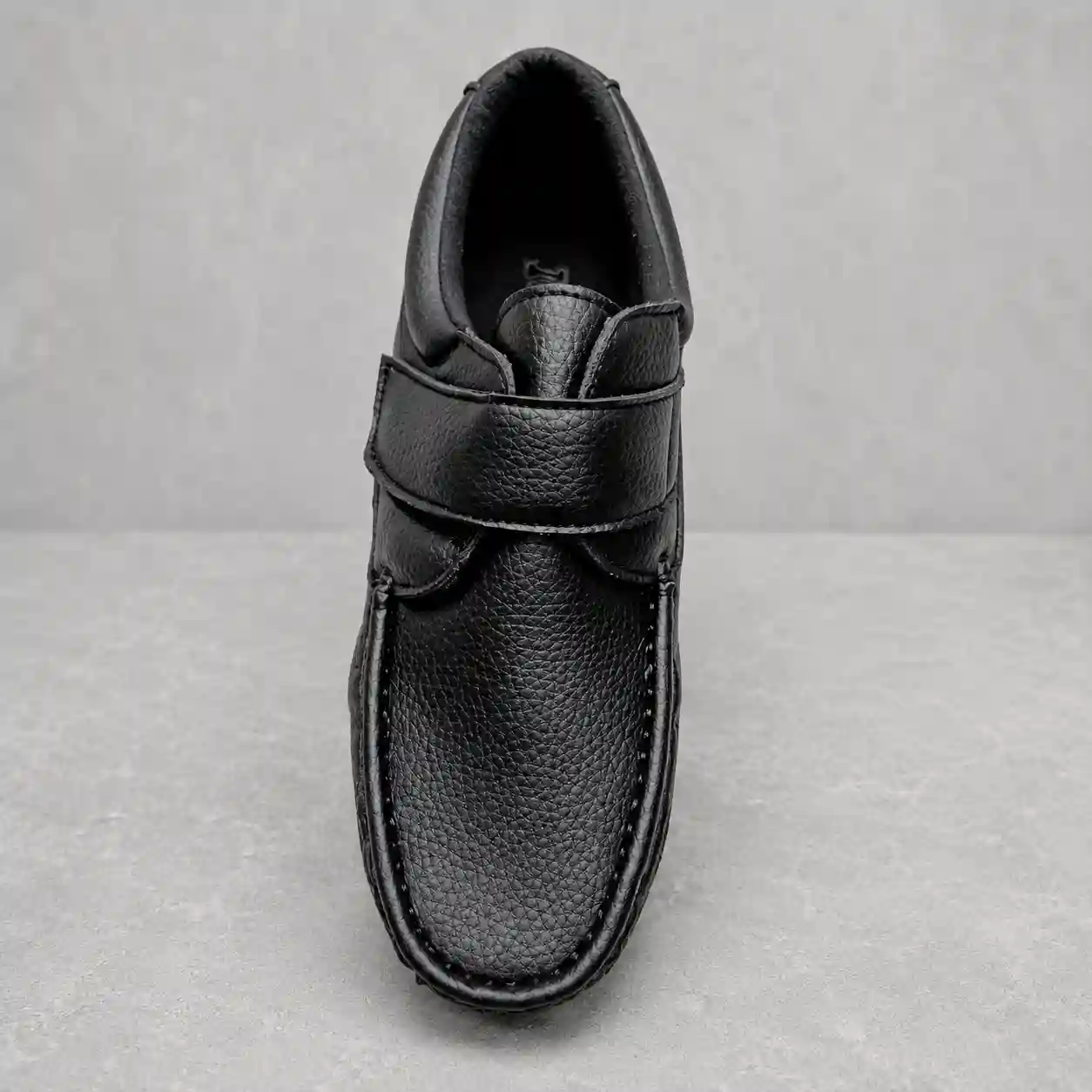 Zapato de polipiel negro con velcro para pies anchos o con juanetes